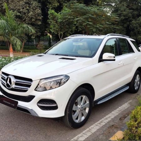 A family on a road trip with a self drive cars in mumbai from our Mumbai fleet.